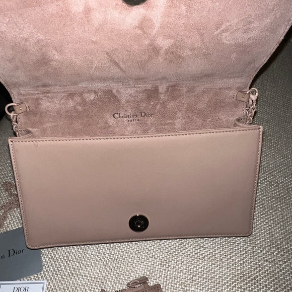 LADY DIOR POUCH
Rose Des Vents Cannage Lambskin - Picture 6 of 9